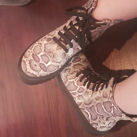 🎉NWOT Hot! Asos combat boots lug sole size 5 - fits like 5.5 - faux snakeskin - Picture 1 of 8